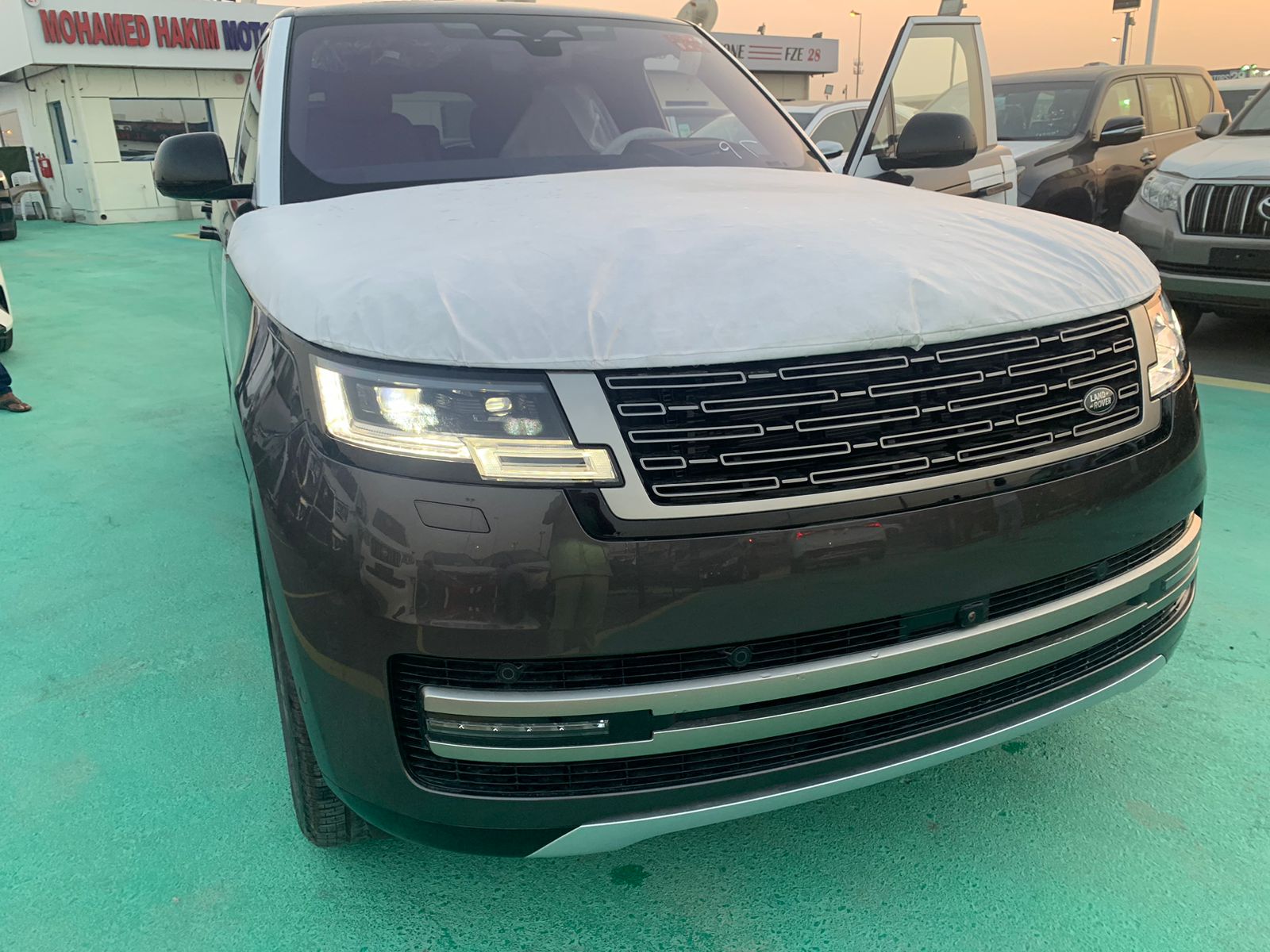 Land Rover Range rover d'occasion à vendre à Dubai, livrable à Abidjan