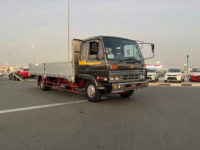 Nissan UD d'occasion à vendre à Dubai, livrable à Douala