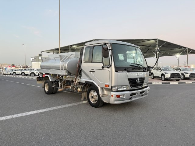 Nissan UD d'occasion à vendre à Dubai, livrable à Douala