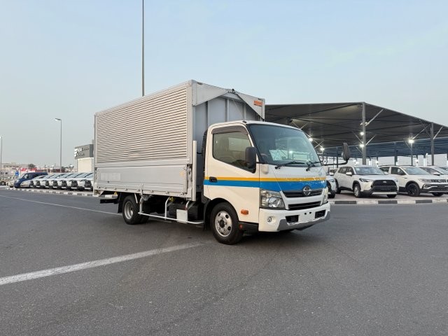 Hino Dutro d'occasion à vendre à Dubai, livrable à Kinshasa