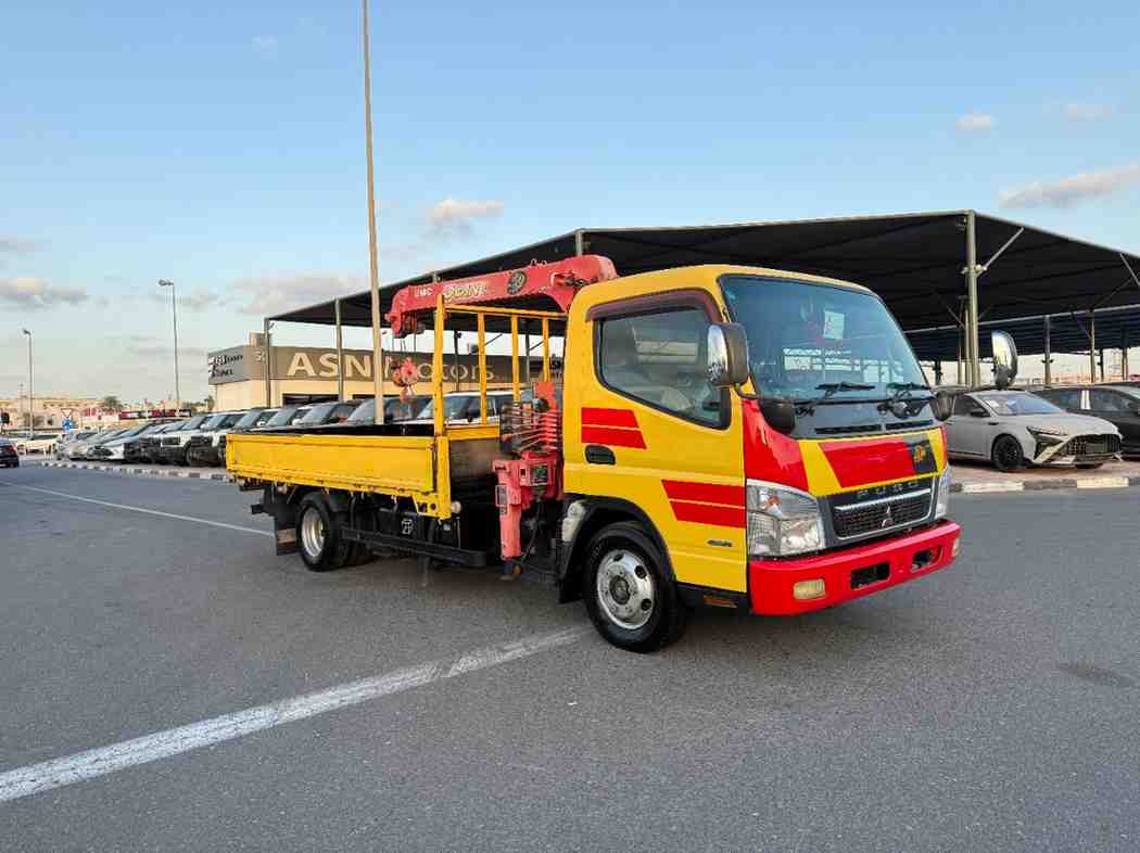 Mitsubishi CANTER CRANE TRUCK d'occasion à vendre à Dubai, livrable à Kinshasa