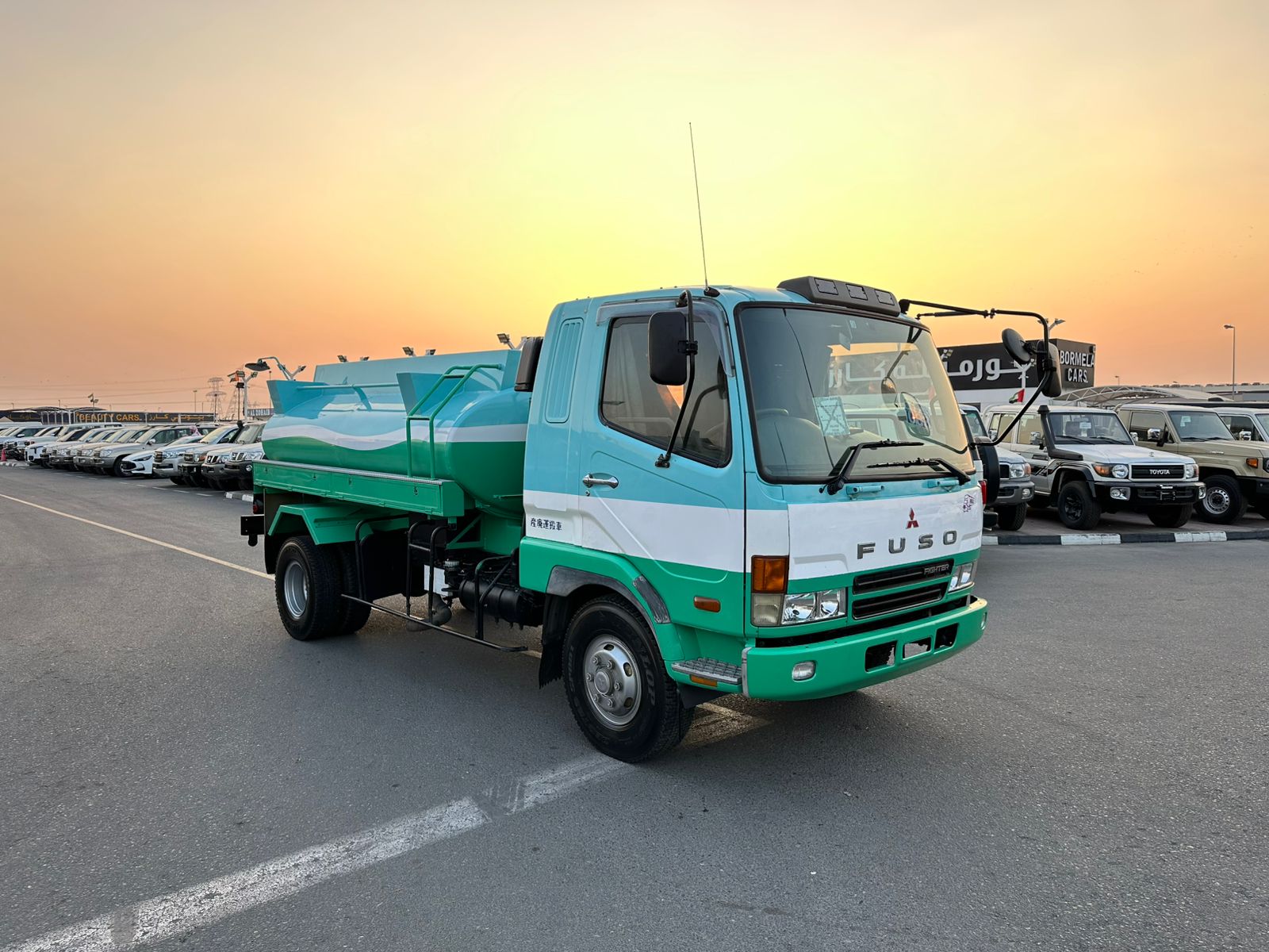 Mitsubishi FUSO DUMPER TANKER TRUCK d'occasion à vendre à Dubai, livrable à Kinshasa